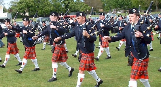 FMM on the way to the line at Malahide